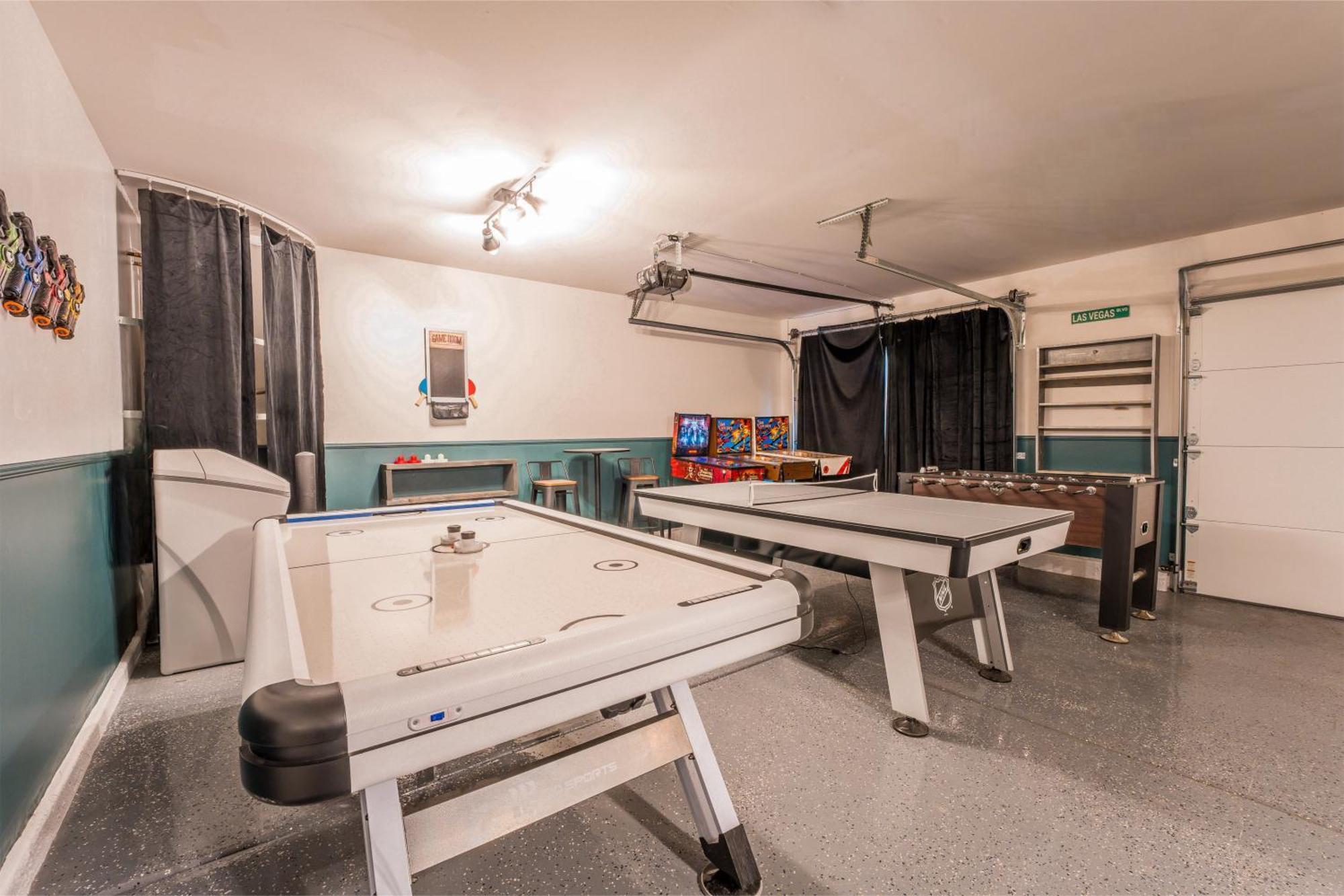 Villa Vegas-style Desert Luxury: Themed Bedrooms, Game Room, Fire Pit & Jacuzzi. Only 20 Min To The Strip! Las Vegas