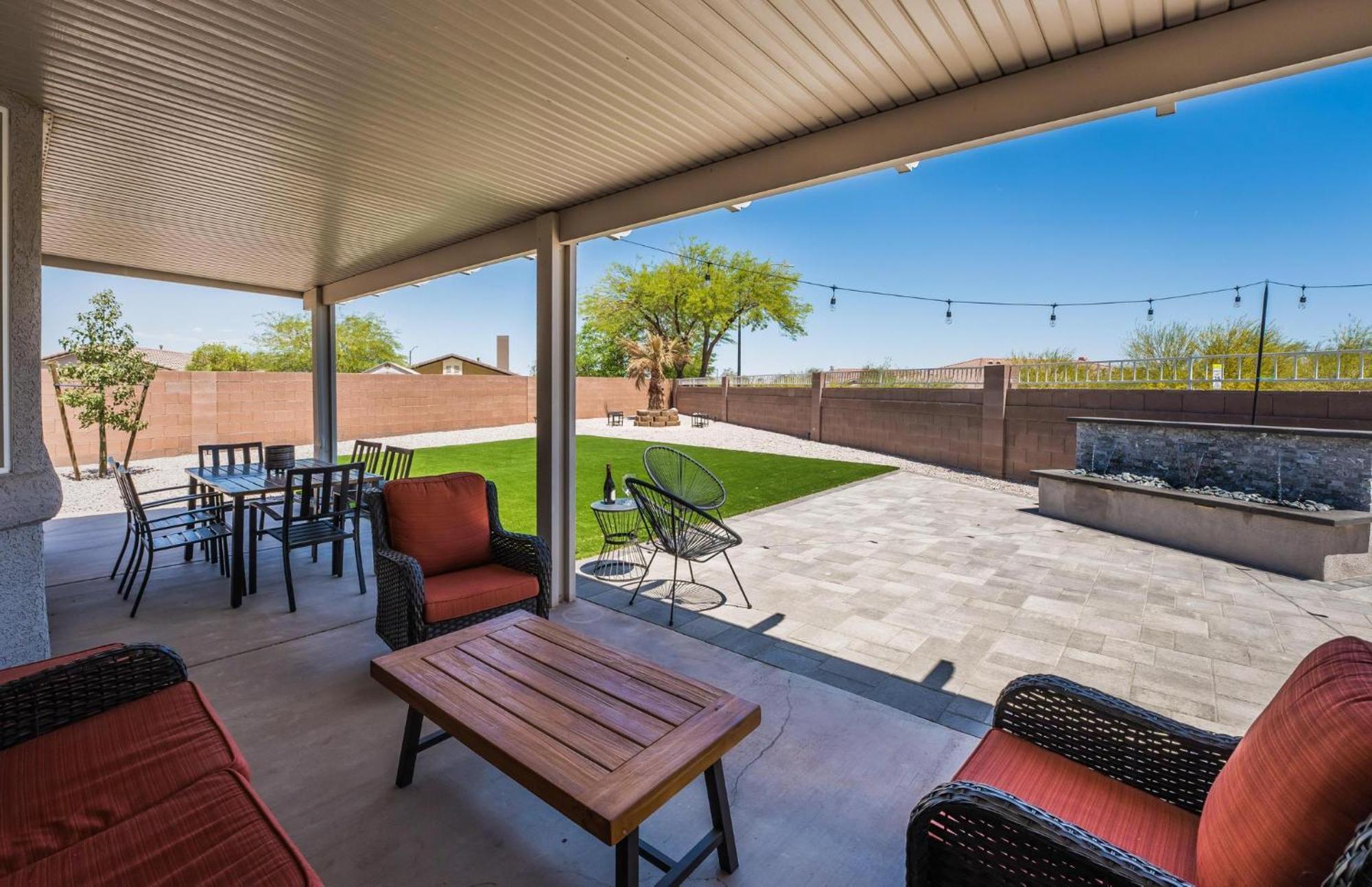 Vegas-style Desert Luxury: Themed Bedrooms, Game Room, Fire Pit & Jacuzzi. Only 20 Min To The Strip! Villa